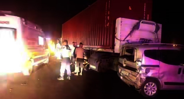 Gaziantep Nurdağı'nda kamyonetin yol açtığı zincirleme kazada 4 kişi yaralandı