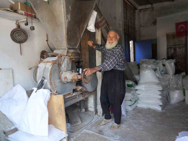 Gaziantep Oğuzeli'nin tek tuzcusu Bekir İslamcan, 70 yıldır tuz öğütüyor