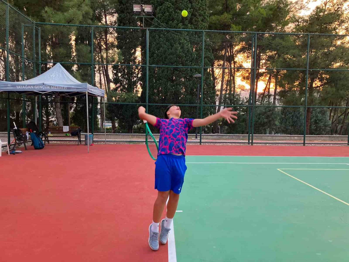 Muğla\'da çocuk ve gençler okul çıkışı GSB tesislerinde ücretsiz tenis eğitimi alıyor