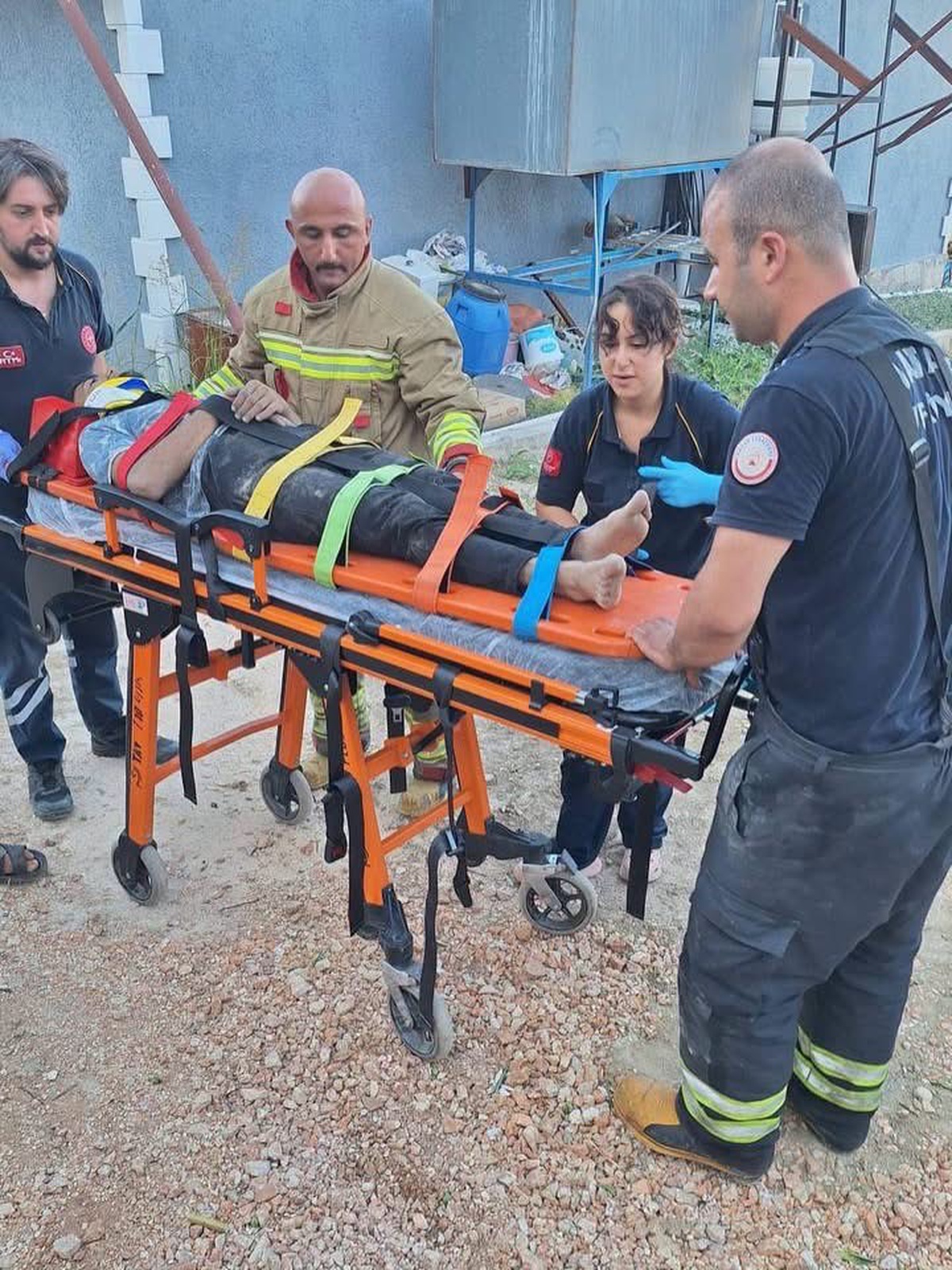 Hatay Altınözü\'nde traktör devrildi, altında kalan 3 kişi yaralandı