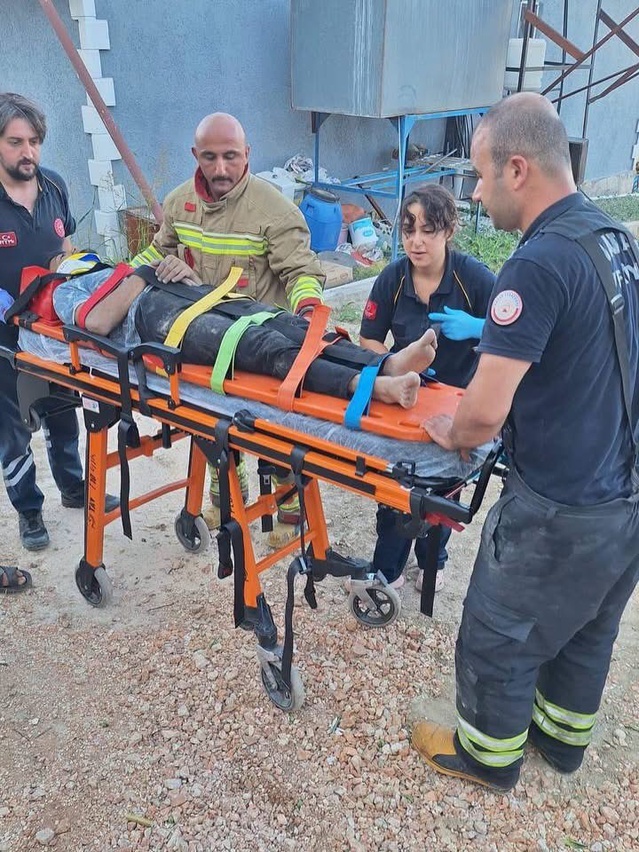 Hatay Altınözü'nde traktör devrildi, altında kalan 3 kişi yaralandı