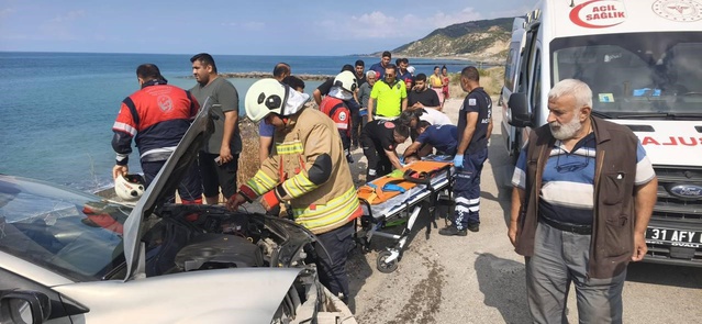 Hatay Arsuz'da uçurumdan sahil kenarına yuvarlanan otomobilin sürücüsü yaralandı