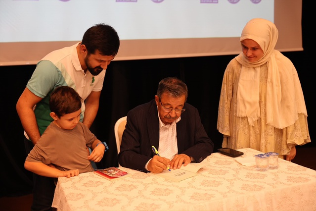 Hayati İnanç, 2. Vezirköprü Kitap Günleri'nde sohbet etti, kitaplarını imzaladı