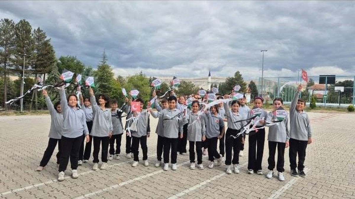 Hisarcık Anadolu İmam Hatip Lisesi öğrencileri Gazze için dua edip uçurtma uçurdu