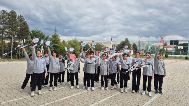 Hisarcık Anadolu İmam Hatip Lisesi öğrencileri Gazze için dua edip uçurtma uçurdu
