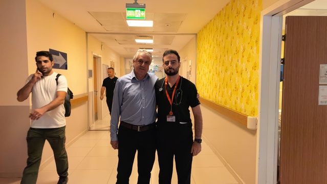 Doğdukları hastanede doktor oldular! Biri laborant babasıyla, diğeri güvenlik görevlisi annesiyle aynı çatı altında