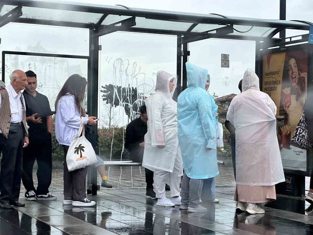 İstanbul'da yağmur başladı, Avrupa Yakası'nda yağmura yakalananlar duraklara sığındı