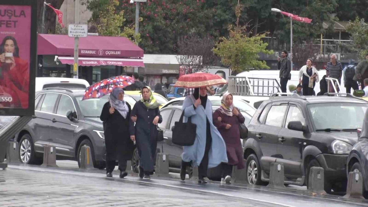 Meteoroloji uyarısı sonrası İstanbul\'da yağış Anadolu Yakası\'nda etkili oldu