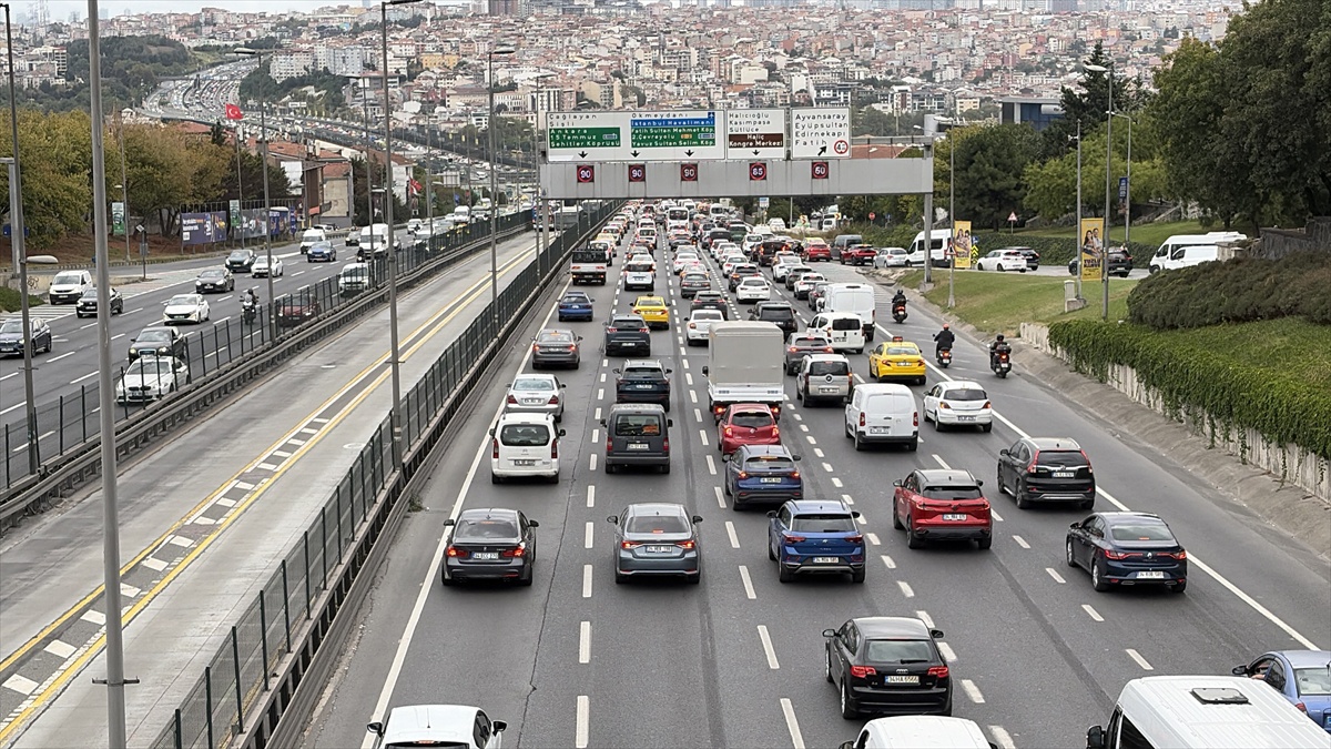 İstanbul Anadolu Yakası\'nda yoğunluk yüzde 80\'e çıktı, İETT\'de iptaller bildirildi