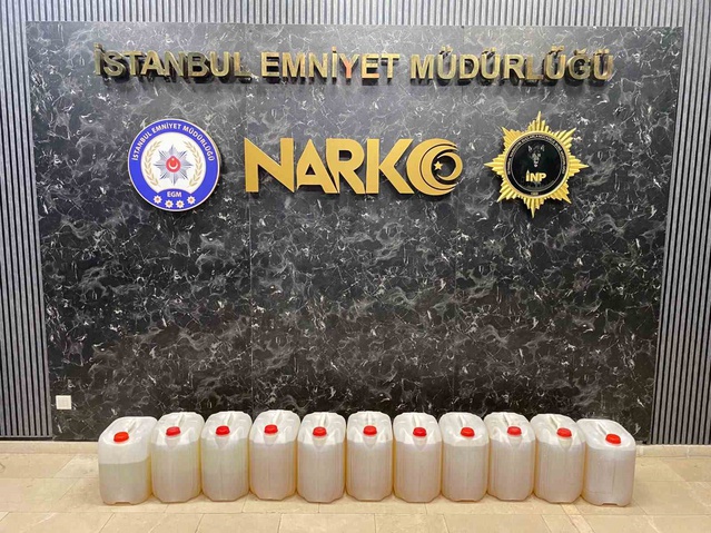 İstanbul'da narkotik ekipleri tırın yakıt deposunda 224 kilo metamfetamin buldu