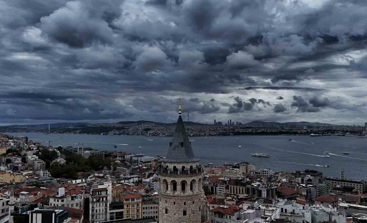 İstanbul\'da yağmur öncesi koyu gri bulutlar dronla görüntülendi