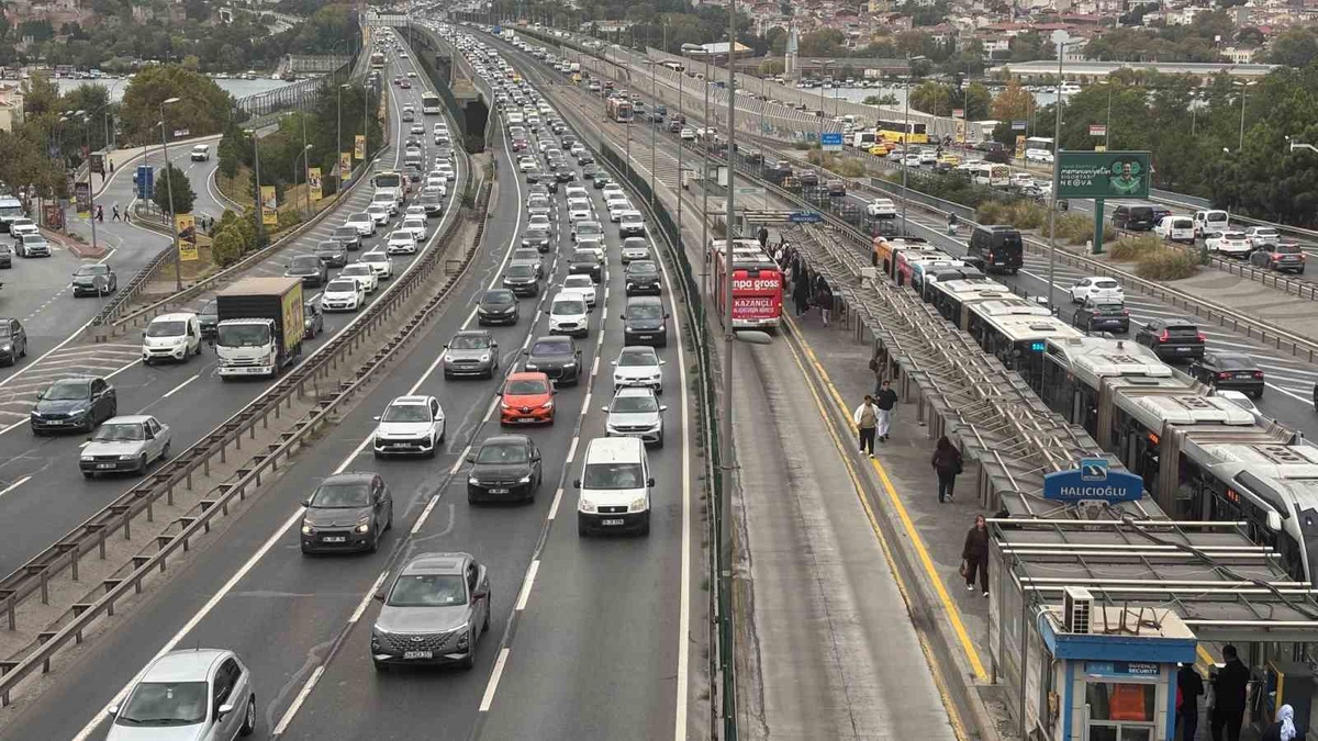 İstanbul trafiği sabah yüzde 71\'e ulaştı, Anadolu Yakası\'nda yüzde 83 ölçüldü.