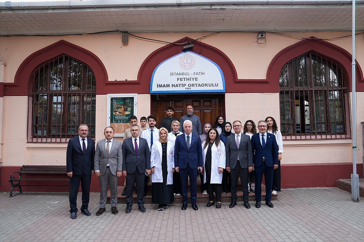İstanbul Valisi Davut Gül, Fatih\'teki Fethiye İmam Hatip Ortaokulu\'nu ziyaret etti