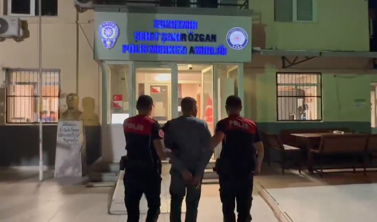 İzmir\'de Yunus timleri, 21 yıl 8 ay 25 gün hapis cezası olan firariyi yakaladı