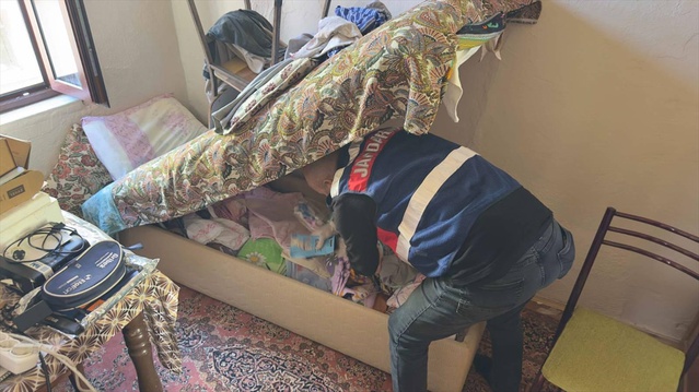 İzmir'de FETÖ operasyonunda 24 gözaltıdan 3'ü tutuklandı, 192 bin lira ele geçirildi