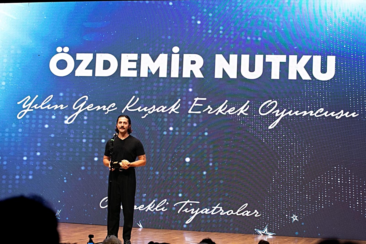 İzmir Şehir Tiyatroları, 7. Özdemir Nutku Ödülleri\'nde dört dalda ödül aldı