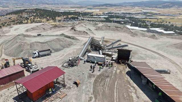 Kahramanmaraş'taki tesiste 750 bin metreküp enkazın 200 bin metreküpü agrega oldu