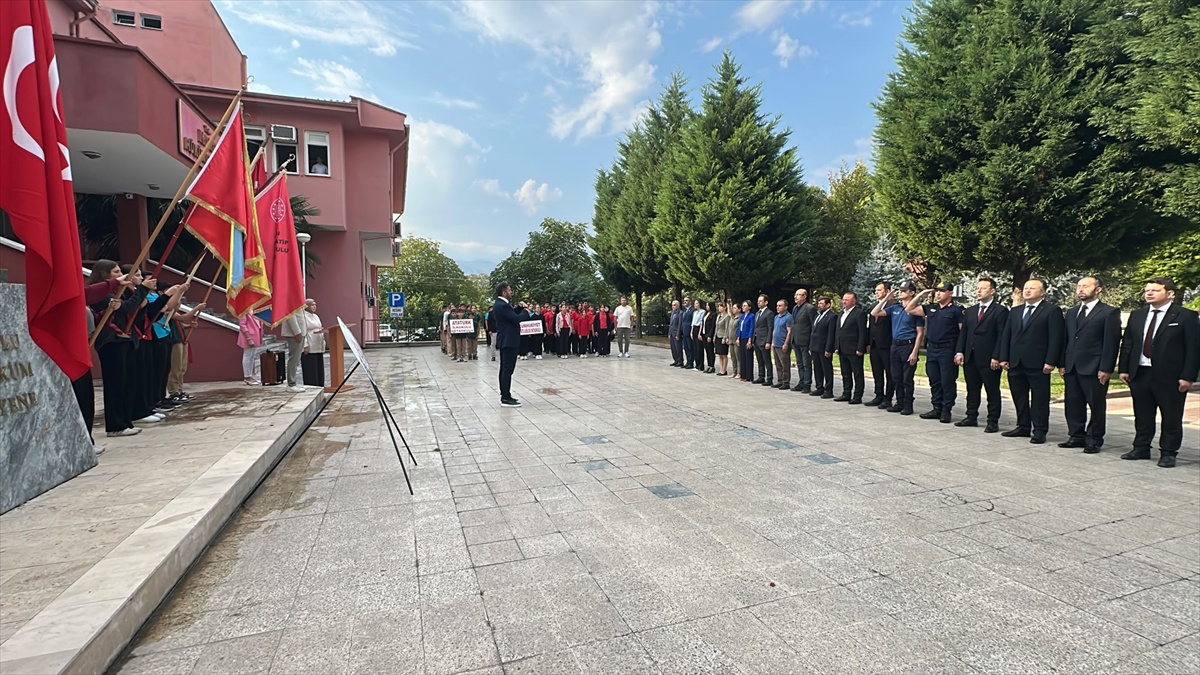 Çorum Kargı\'da İlköğretim Haftası Atatürk Anıtı\'nda çelenk töreniyle başladı