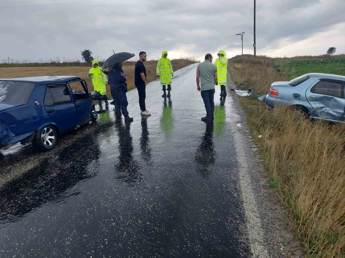 Kastamonu Devrekani\'de kaygan yolda çarpışan iki otomobilin sürücüleri yaralandı