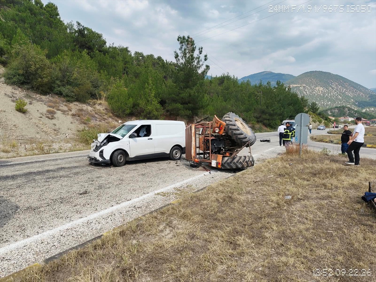 Kastamonu Hanönü\'de traktör ile hafif ticari araç çarpıştı, 1 kişi yaralandı