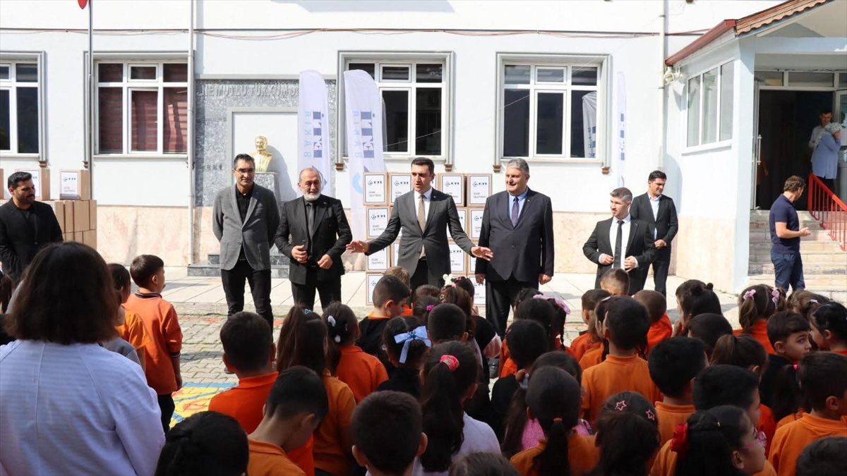 Kastamonu Küre\'de öğrencilere kırtasiye desteği kaymakamlık ve maden şirketinden geldi