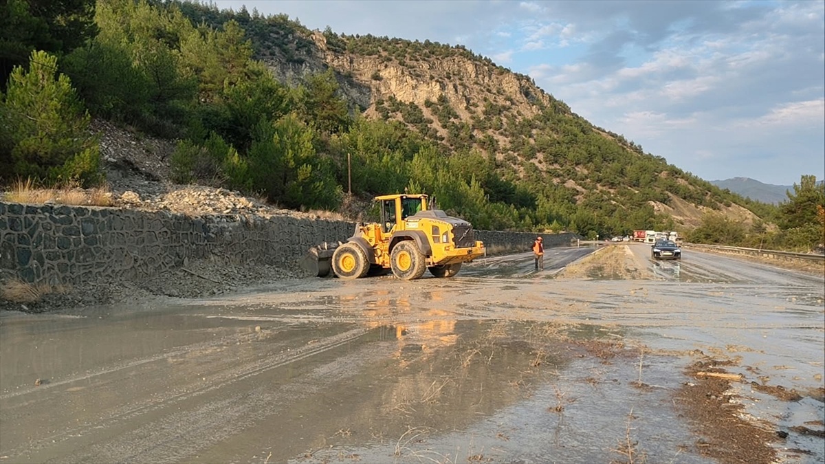 Kastamonu Hanönü\'de yağış sonrası kara yolundaki çamur birikintisi trafiği aksattı