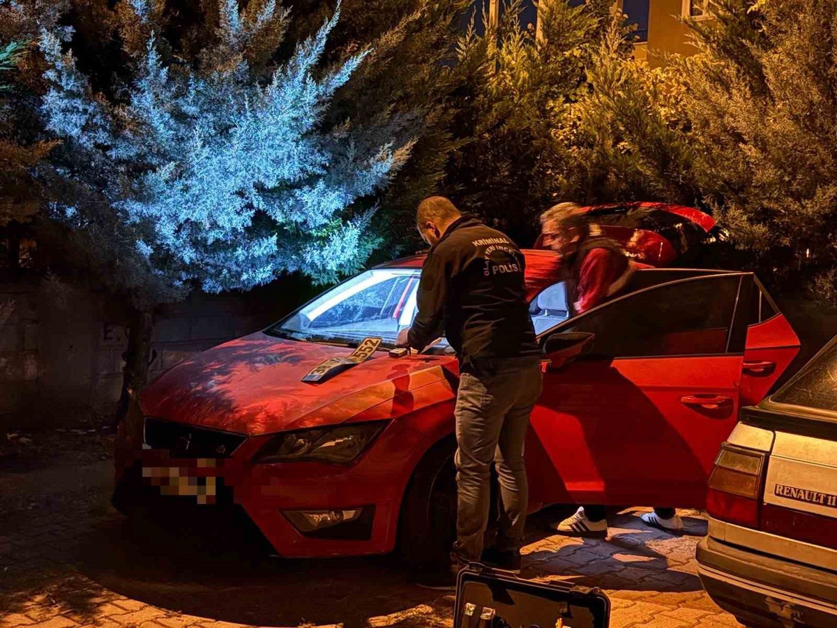 Kayseri\'de 20 gün önce çalınan otomobil otoparkta bulundu, arkadaşı gözaltına alındı