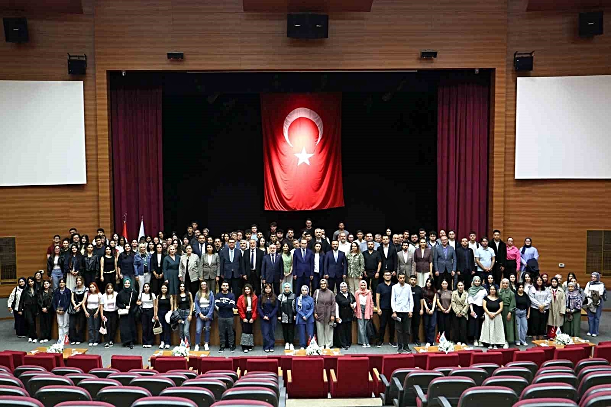 Rektör Karamustafa, KAYÜ\'de yeni öğrencilere Anadolu irfanına dikkat çekti