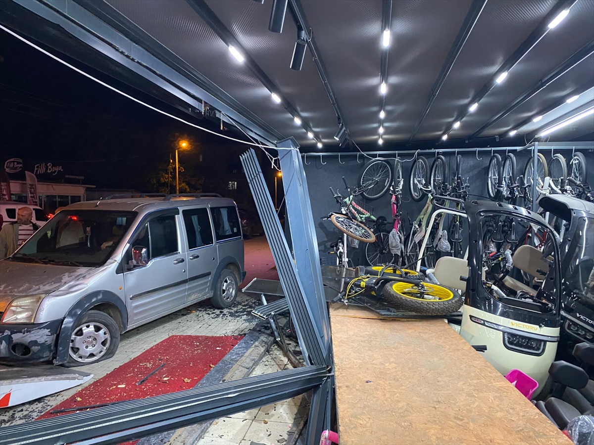 Kırklareli Lüleburgaz\'da araç vitrin camını kırıp içeri girdi, anı kamerada
