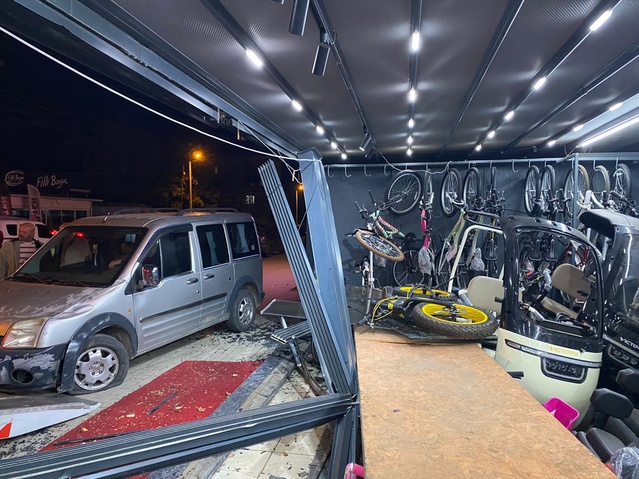Kırklareli Lüleburgaz'da araç vitrin camını kırıp içeri girdi, anı kamerada