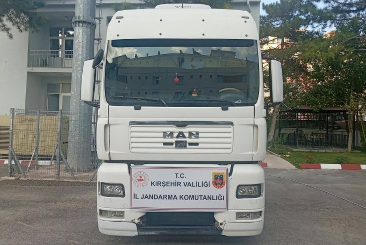 Jandarma Kırşehir\'de şasesi değişmiş tırı yakaladı, 3 şüpheliye adli işlem başlatıldı