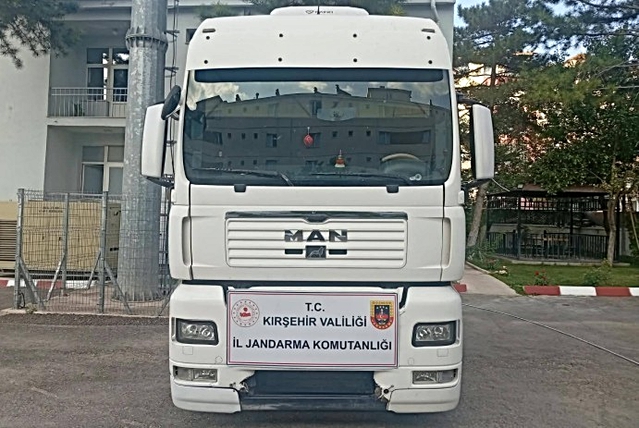 Jandarma Kırşehir'de şasesi değişmiş tırı yakaladı, 3 şüpheliye adli işlem başlatıldı