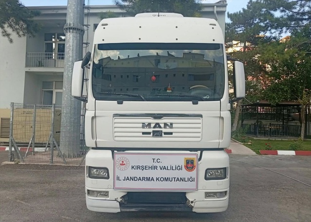 Kırşehir'de jandarma, şasi numarası değişmiş, motoru başka araca ait tırı ele geçirdi