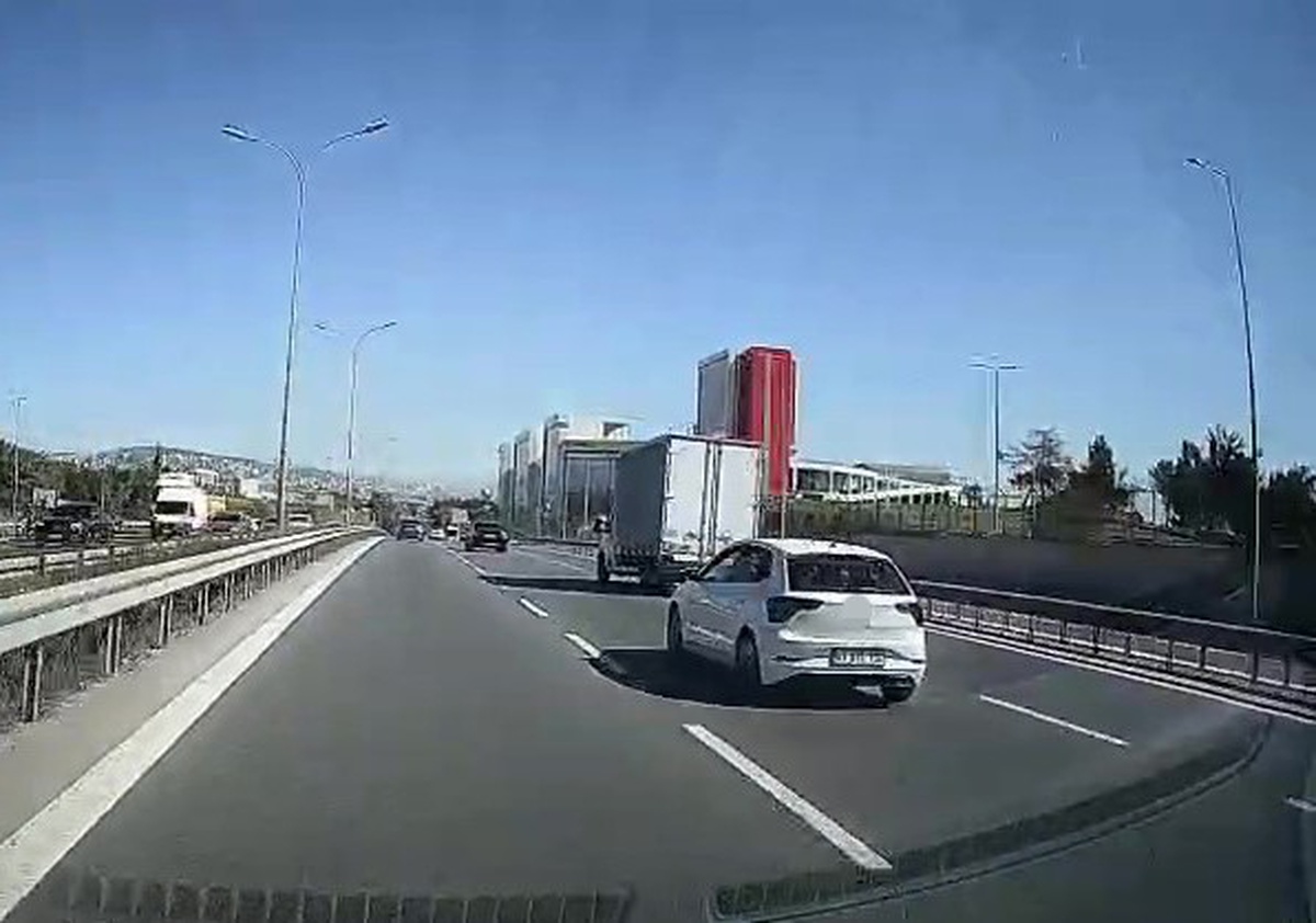 Kocaeli Çayırova\'da kamyonet sürücüsü, araçların arasından tehlikeli geçiş yaptı