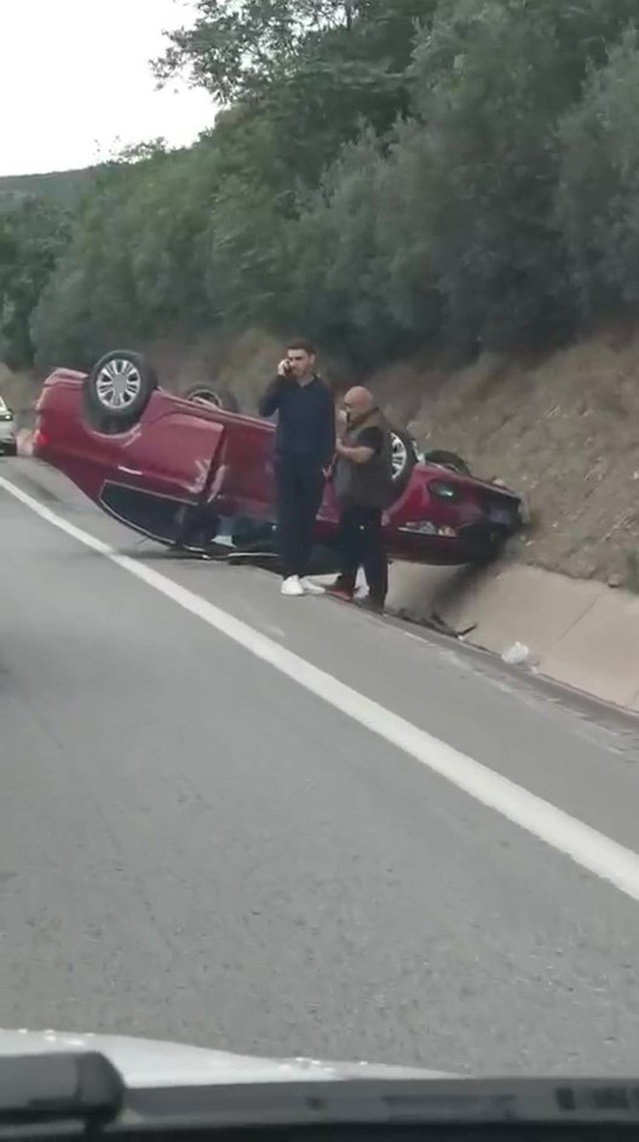 Kocaeli Körfez'de kontrolden çıkan otomobil D-100'de takla attı, çekiciyle kaldırıldı
