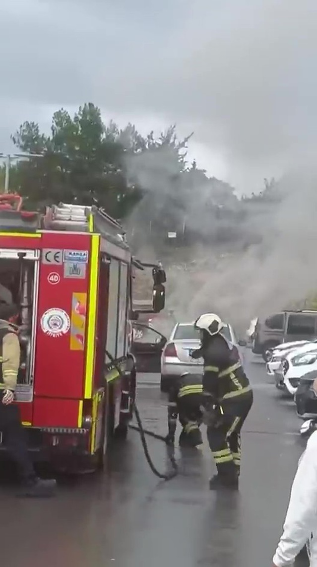 Kocaeli Şehir Hastanesi otoparkında otomobil yangınını itfaiye ekipleri söndürdü