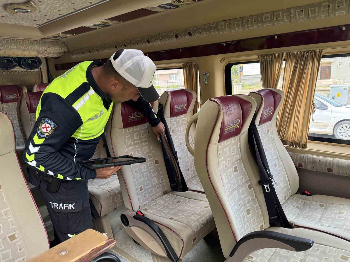 Konya Kulu\'da polis, öğrenci servislerinin sürücü ve araç belgelerini denetledi