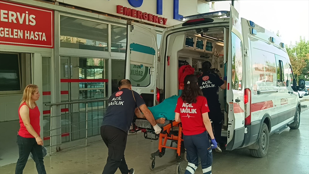 Kozan\'da hafif ticari araçla çarpışan 15 yaşındaki motosikletli ağır yaralandı