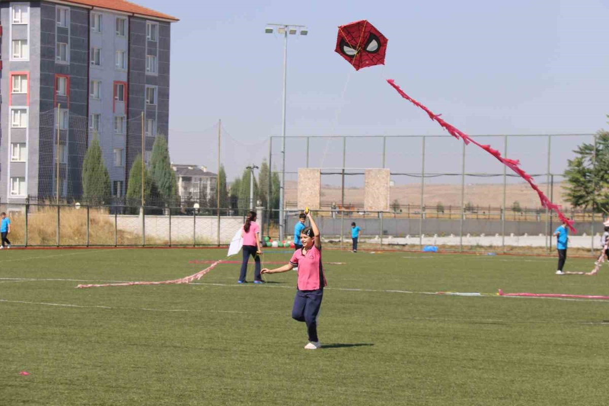 Kütahya\'da Gazze\'ye dikkat çeken uçurtma etkinliğine İl Milli Eğitim Müdürü katıldı