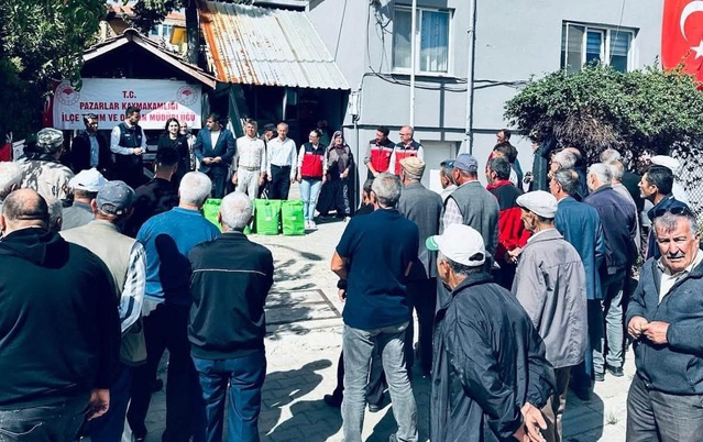 Kütahya Pazarlar'da üreticilere 4 bin kilogram bordo bulamacı desteği verildi