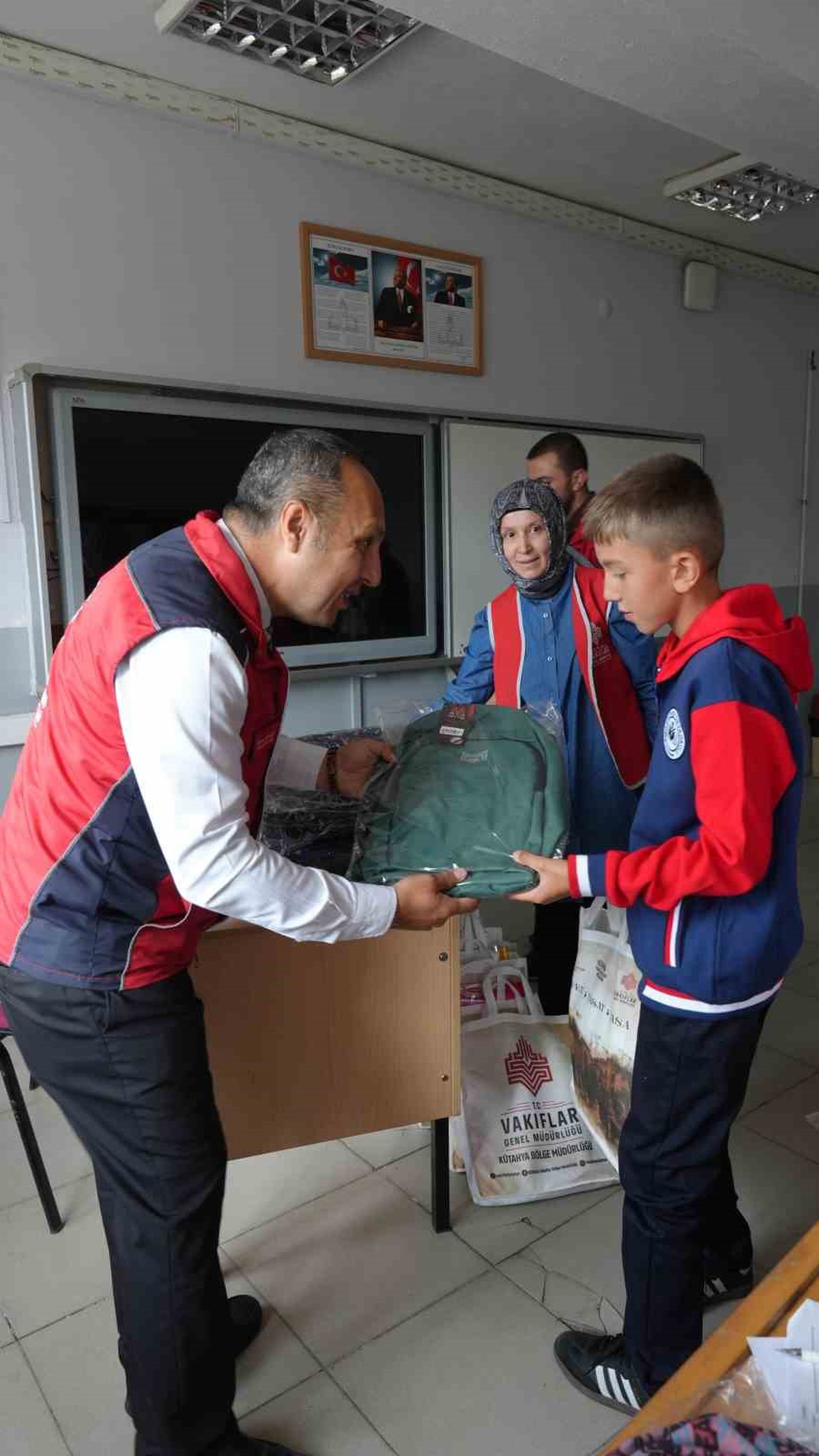Kütahya Vakıflar Bölge Müdürlüğü Kızılcaören Köyü okuluna eğitim desteği verdi