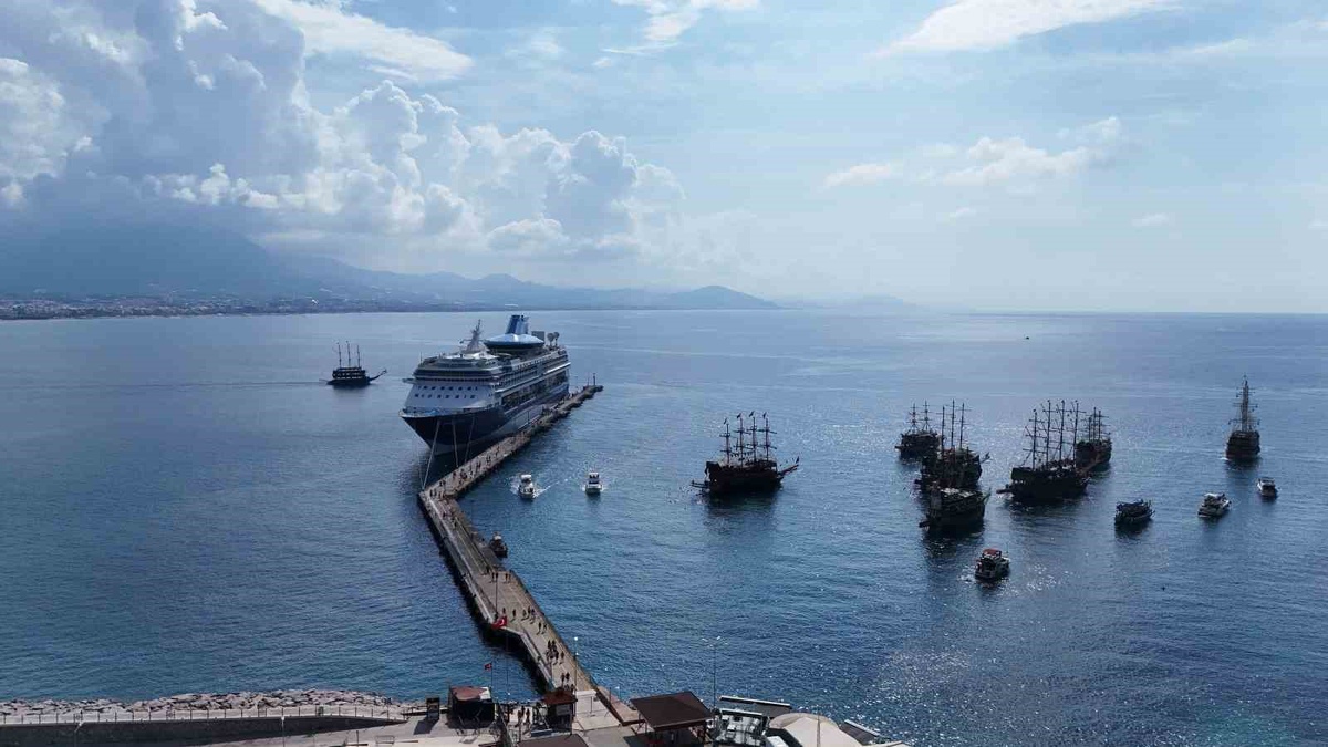 Malta bandıralı Marella Discovery gemisi 2 bin 500 kişiyle Alanya\'ya geldi