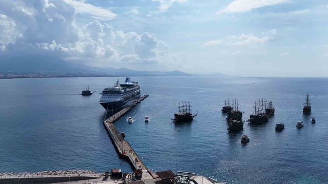 Malta bandıralı Marella Discovery gemisi 2 bin 500 kişiyle Alanya'ya geldi