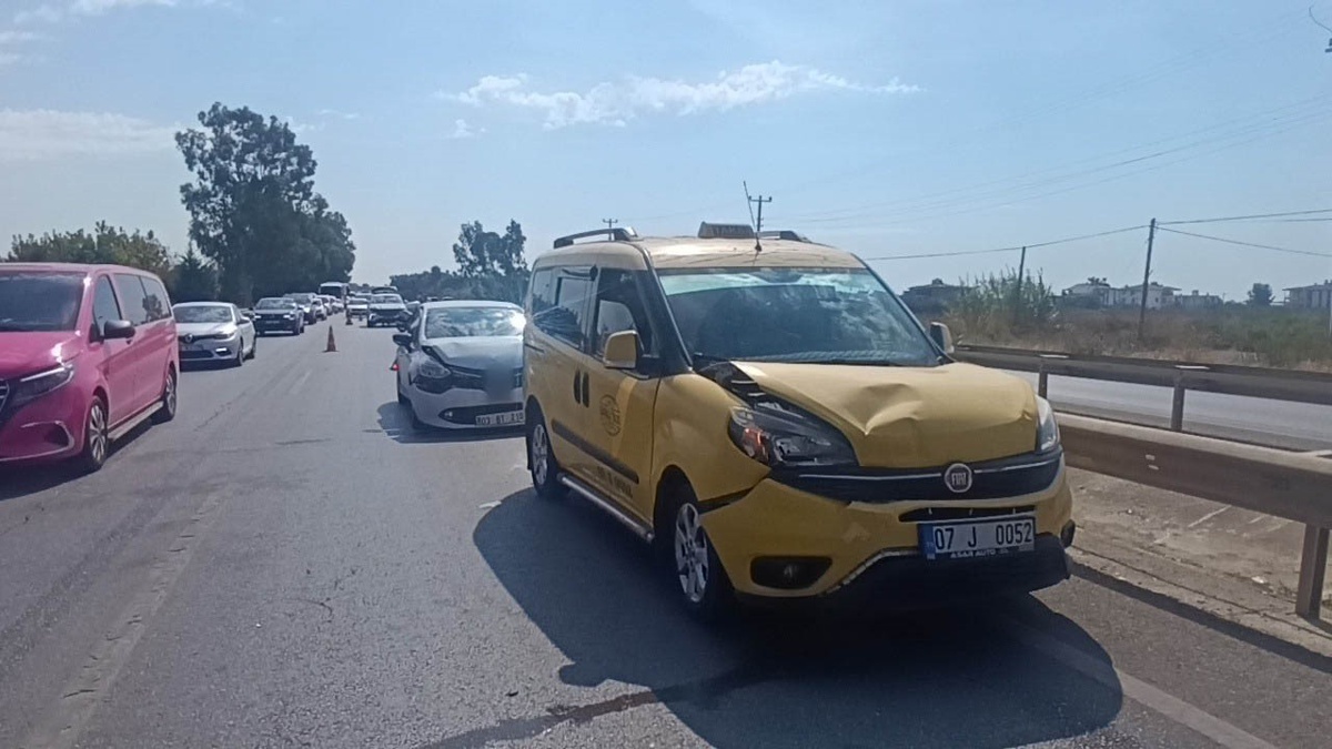 Manavgat\'ta 3 aracın çarpıştığı kazada yaralanan olmadı, araç kuyruğu oluştu