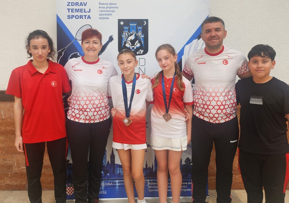 Badmintoncular Defne Demir ve Simay Koca Hırvatistan\'da 2 bronz madalya kazandı