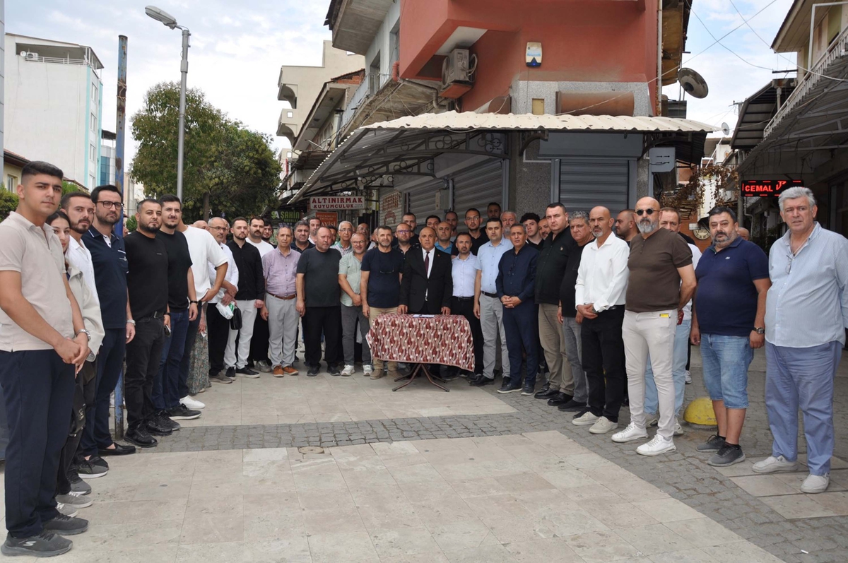 Kuyumcuyu basan silahlı soyguncuyu çevre esnafı yakaladı! Salihli\'de kepenkler indi