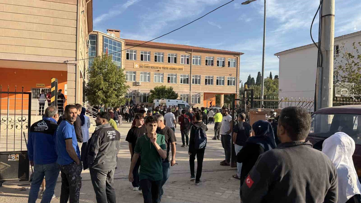 Manisa Turgutlu\'da okul önüne ateş açan saldırgan yakalandı, 2 öğrenci ağır yaralandı