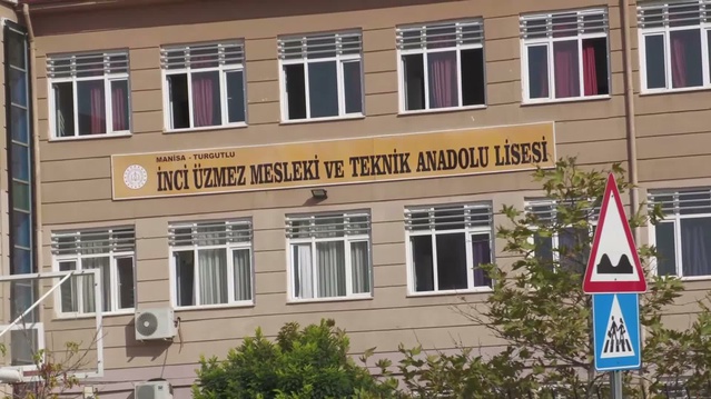 Manisa Turgutlu'da lise önü silahla ateş açılmasıyla 8 kişi yaralandı, 2 kişi ağır