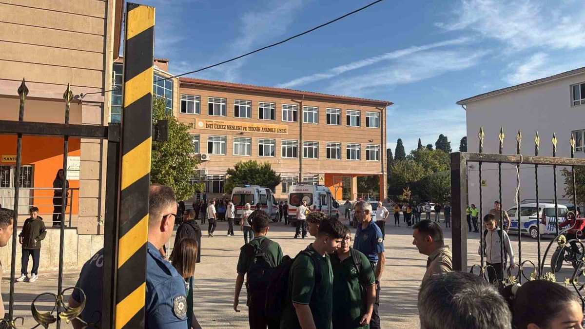 Manisa Turgutlu\'da silah ihbarı okul önünde velilerle kolluğu karşı karşıya getirdi