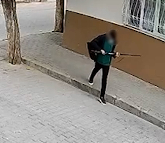 Manisa'daki okul saldırganının silahını doldurduğu anlar